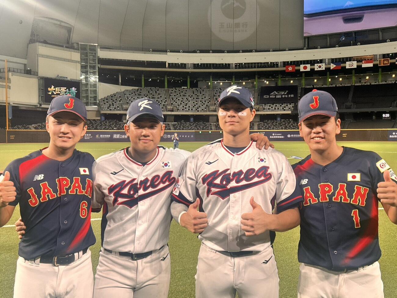 試合後に記念写真を撮る、左から池田、韓国のオム・ジュンサン、ハ・ヒョンスン、小野（撮影・平山連）