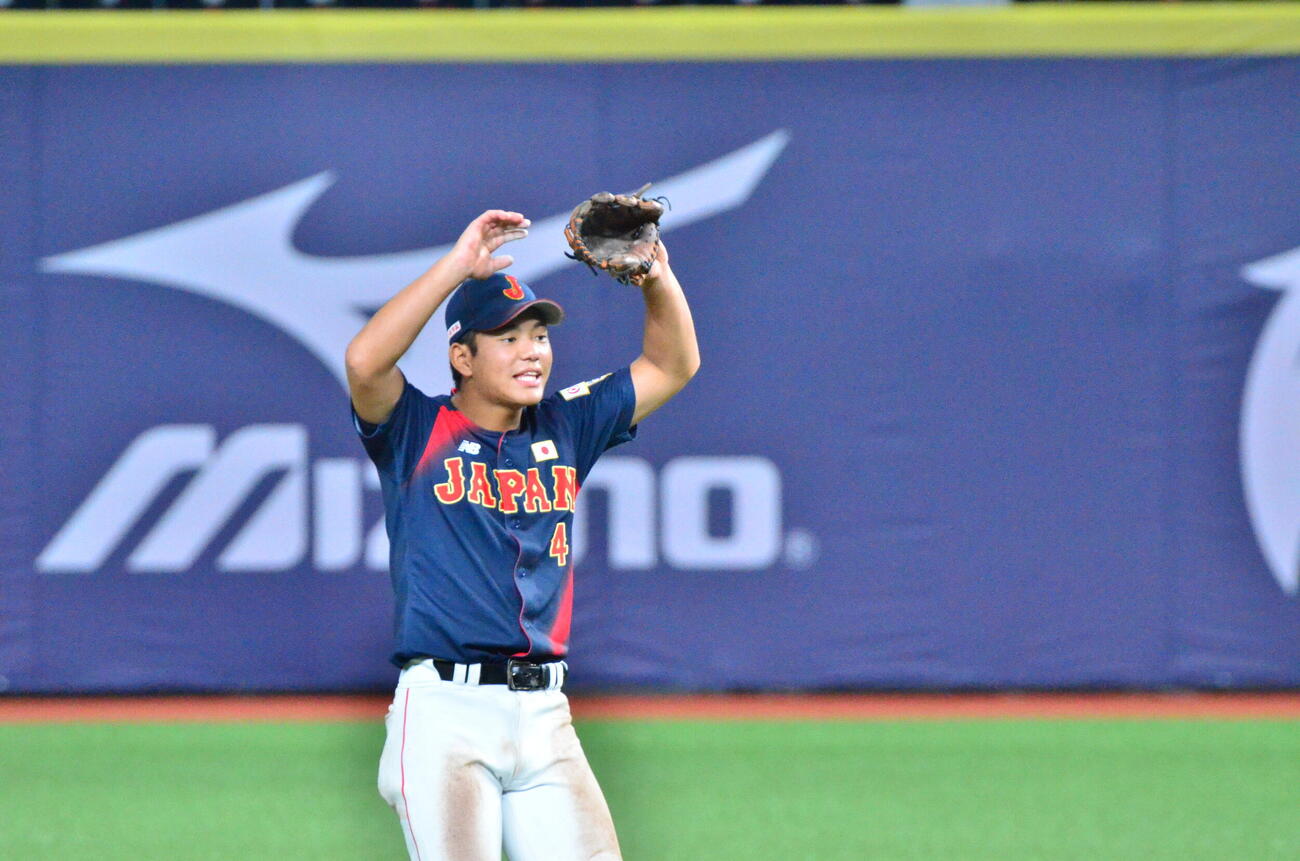 二塁守備を務める井口（撮影・平山連）