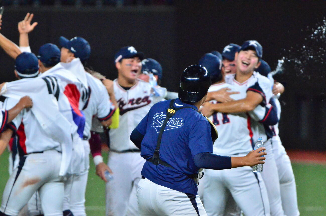 日本に勝ち優勝を決めて喜ぶ韓国（撮影・平山連）