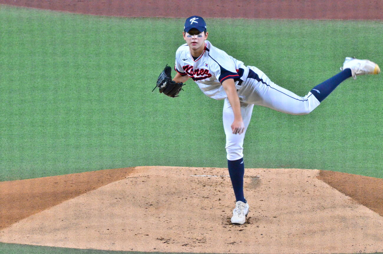 先発マウンドに立つ韓国エース左腕のハ・ヒョンスン（撮影・平山連）