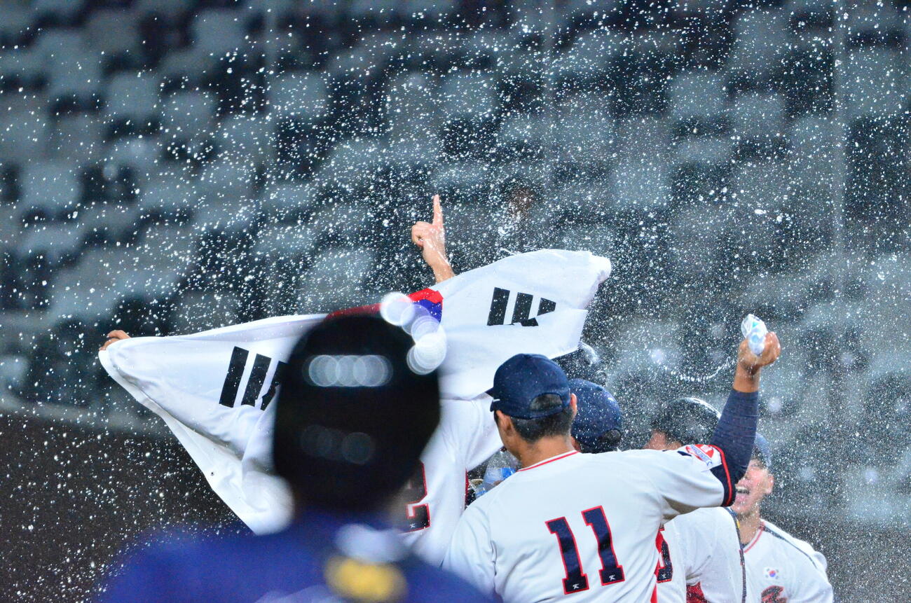 日本に勝ち優勝を決めて喜ぶ韓国（撮影・平山連）