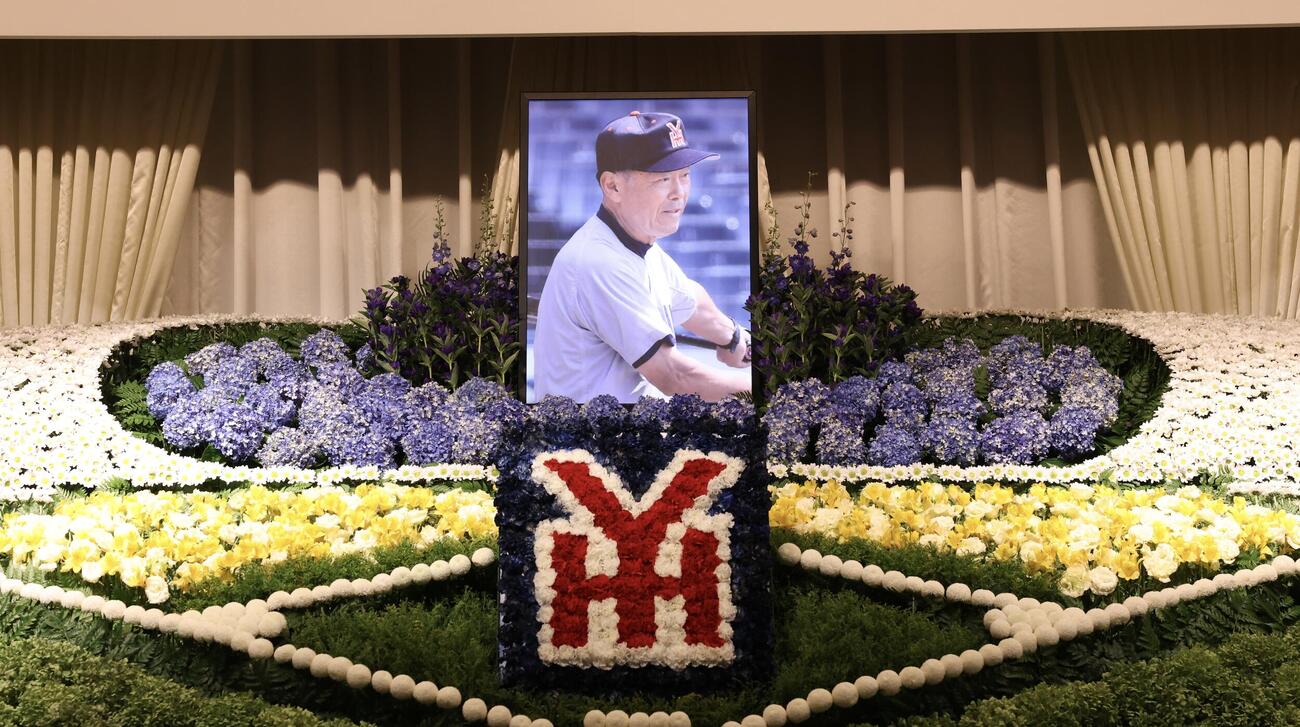 横浜の渡辺元智元監督のお別れの会での野球をモチーフにした祭壇(撮影・浅見桂子)