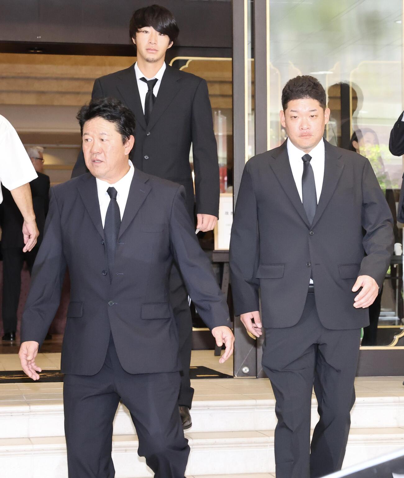 横浜の渡辺元智元監督のお別れの会に出席したDeNA鈴木尚典コーチ(左)と筒香嘉智。後方は渡会隆輝(撮影・浅見桂子)