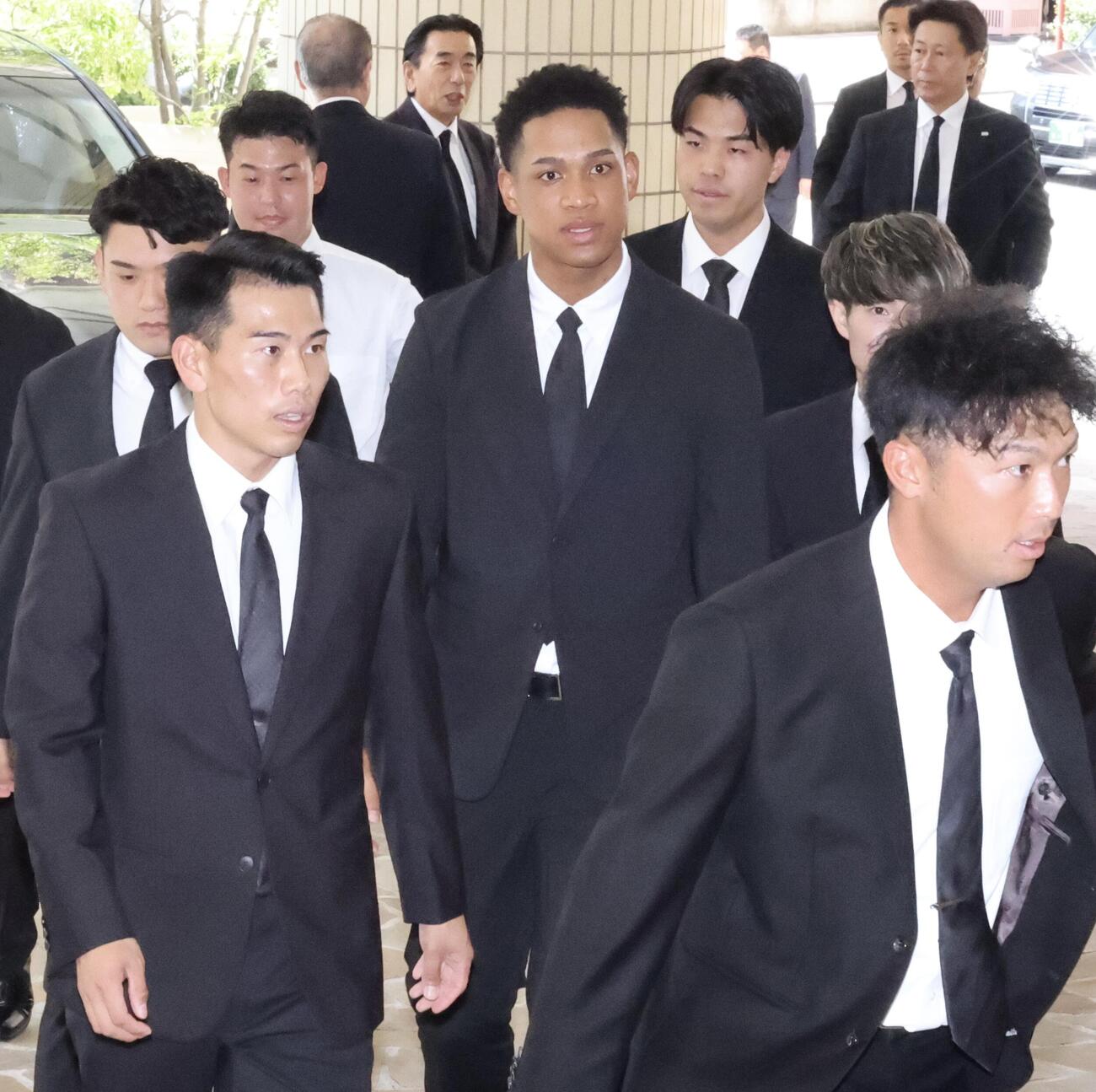 横浜の渡辺元智元監督のお別れの会に出席した日本ハム万波中正(中央)(撮影・浅見桂子)