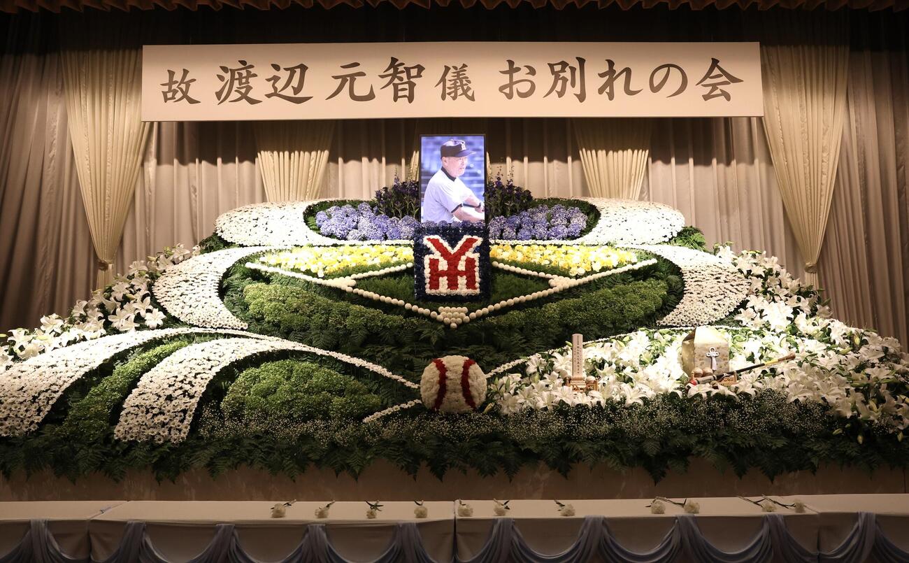 横浜の渡辺元智元監督のお別れの会での野球をモチーフにした祭壇(撮影・浅見桂子)