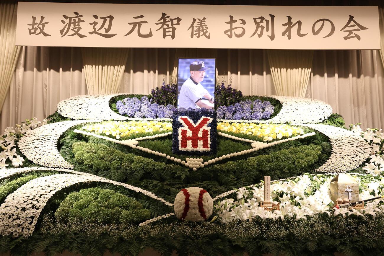 横浜の渡辺元智元監督のお別れの会での野球をモチーフにした祭壇(撮影・浅見桂子)