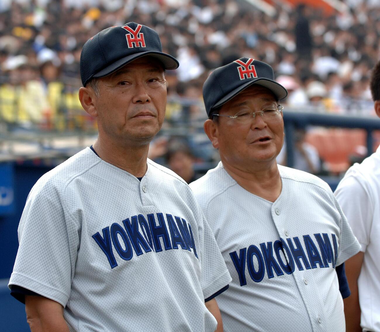 2006年7月、全国高校野球選手権神奈川大会決勝　横浜対東海大相模横浜の渡辺元智監督（左）と小倉清一郎部長