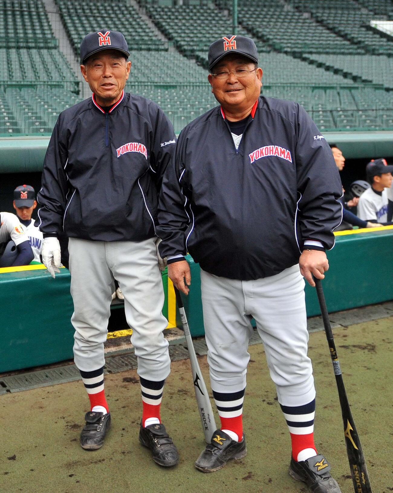 11年3月、甲子園練習で写真に納まる横浜・渡辺監督（左）と小倉部長