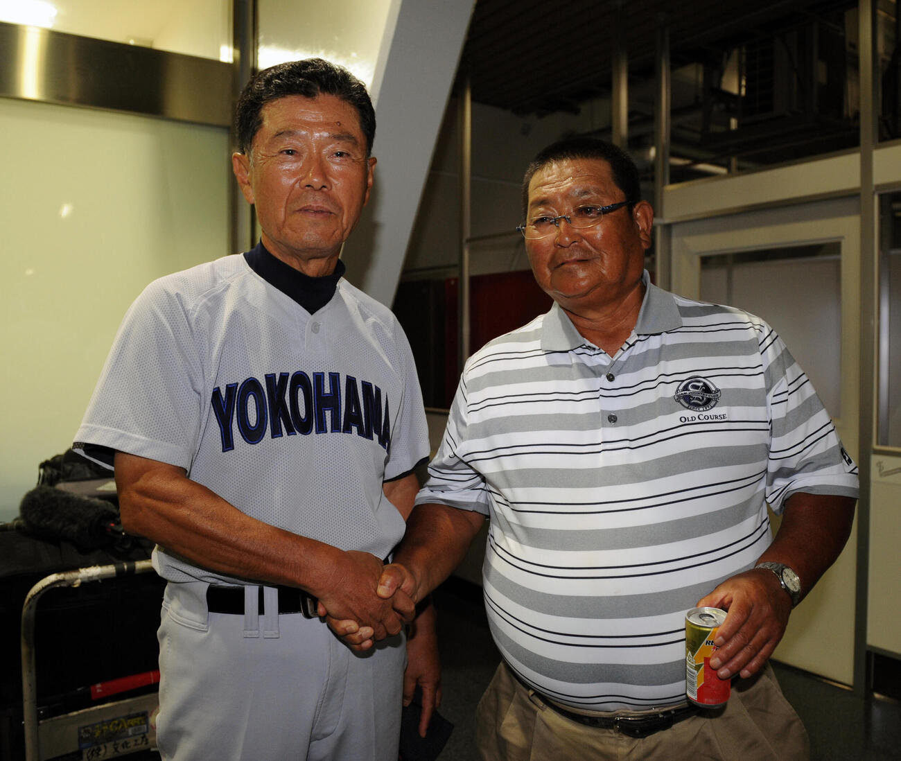 14年7月、東海大相模戦後、小倉コーチ（右）と握手する横浜の渡辺元智監督