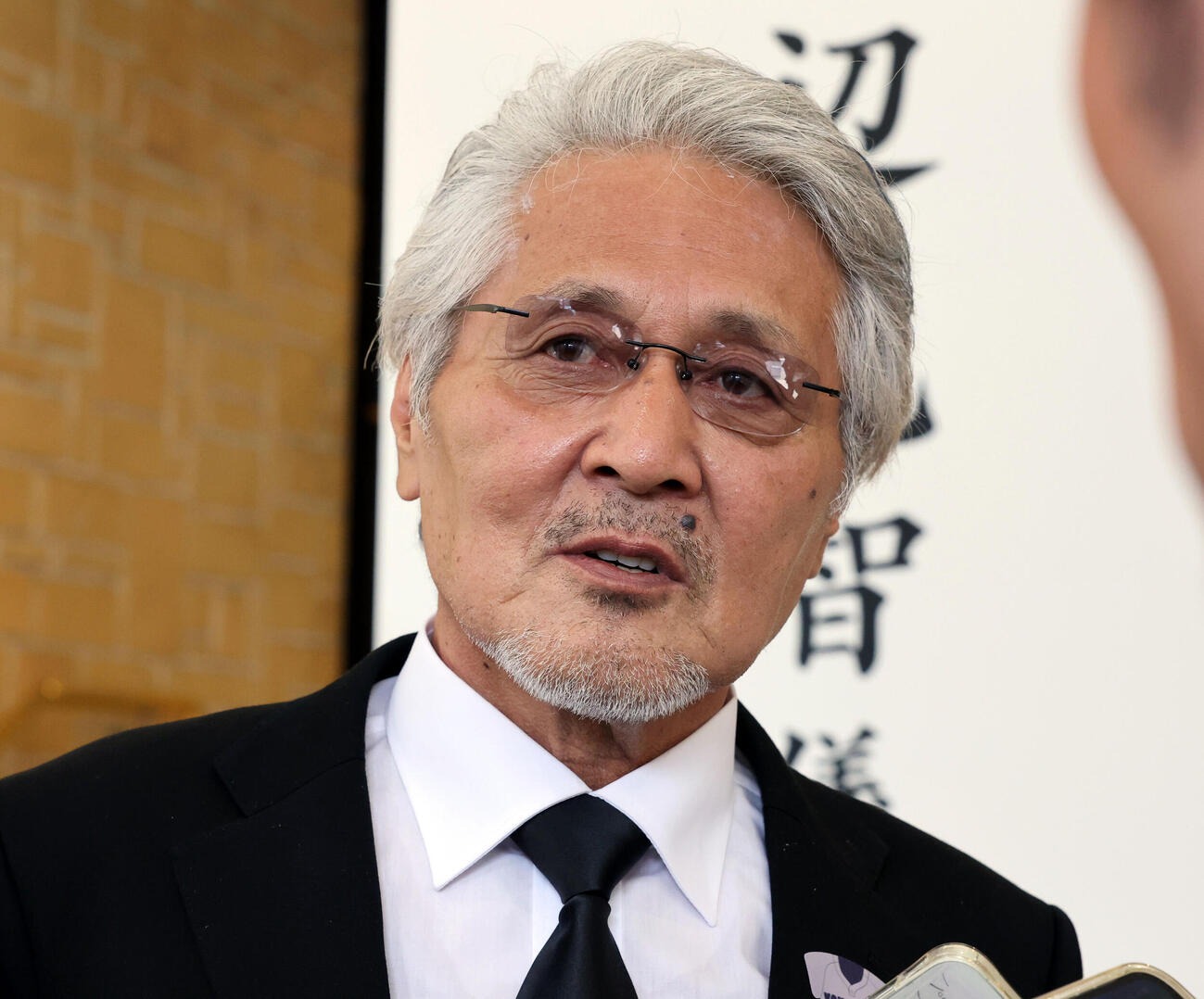 横浜・渡辺元智元監督のお別れの会に出席し、報道陣の質問に答える愛甲猛氏（撮影・浅見桂子）
