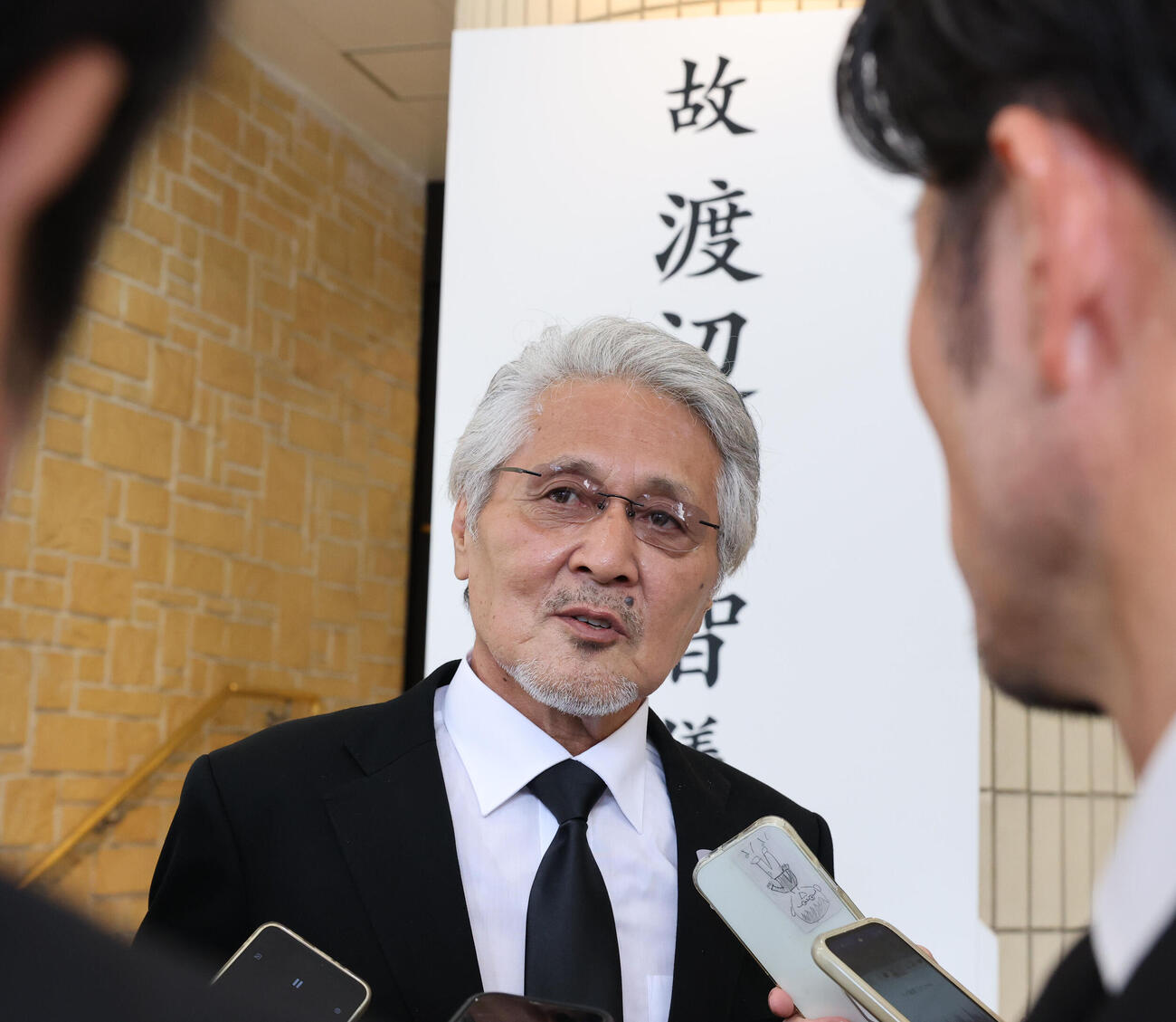 横浜・渡辺元智元監督のお別れの会に出席し、報道陣の質問に答える愛甲猛氏（撮影・浅見桂子）