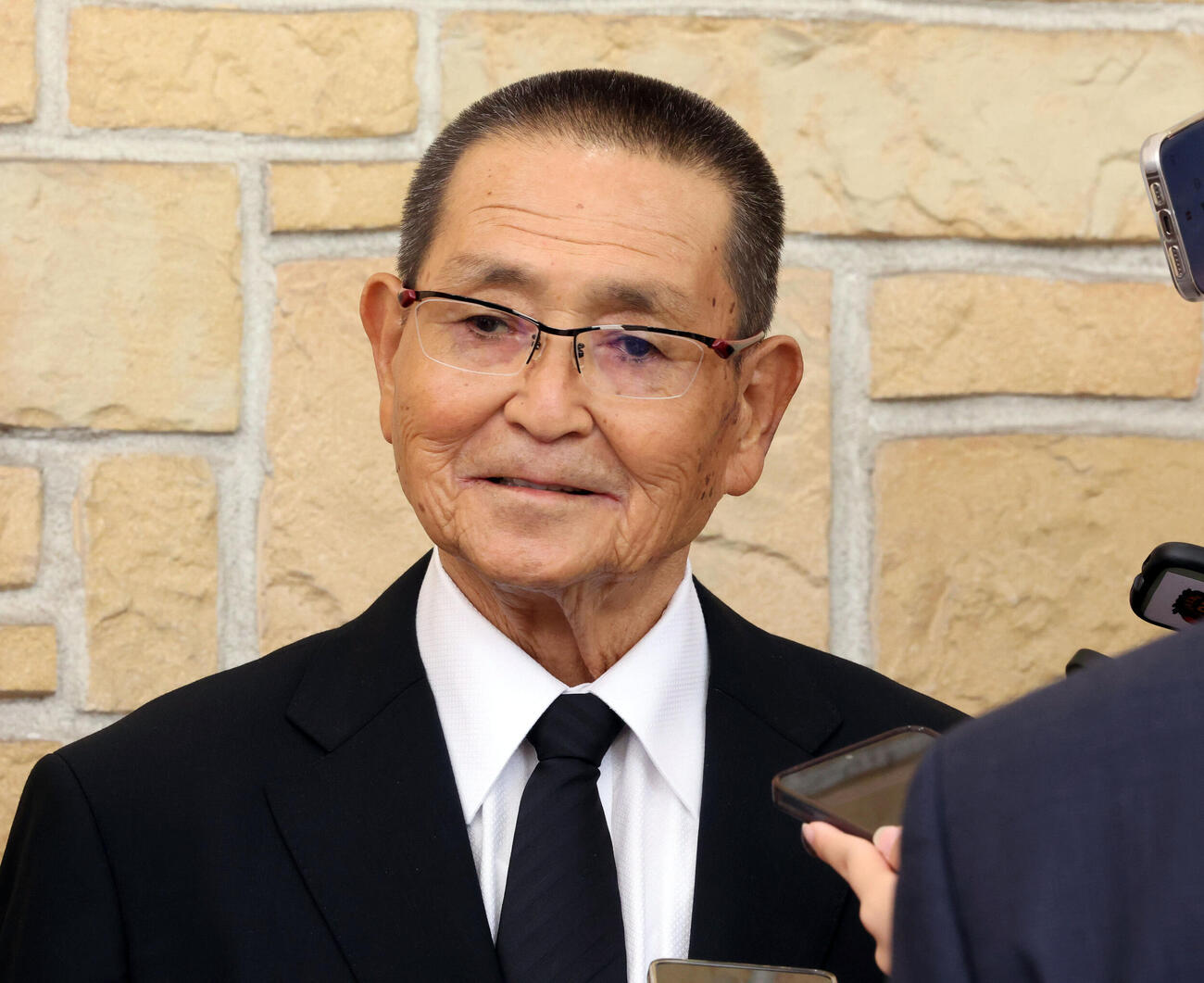 横浜・渡辺元智元監督のお別れの会に出席し、報道陣の質問に答える小倉清一郎元部長（撮影・浅見桂子）