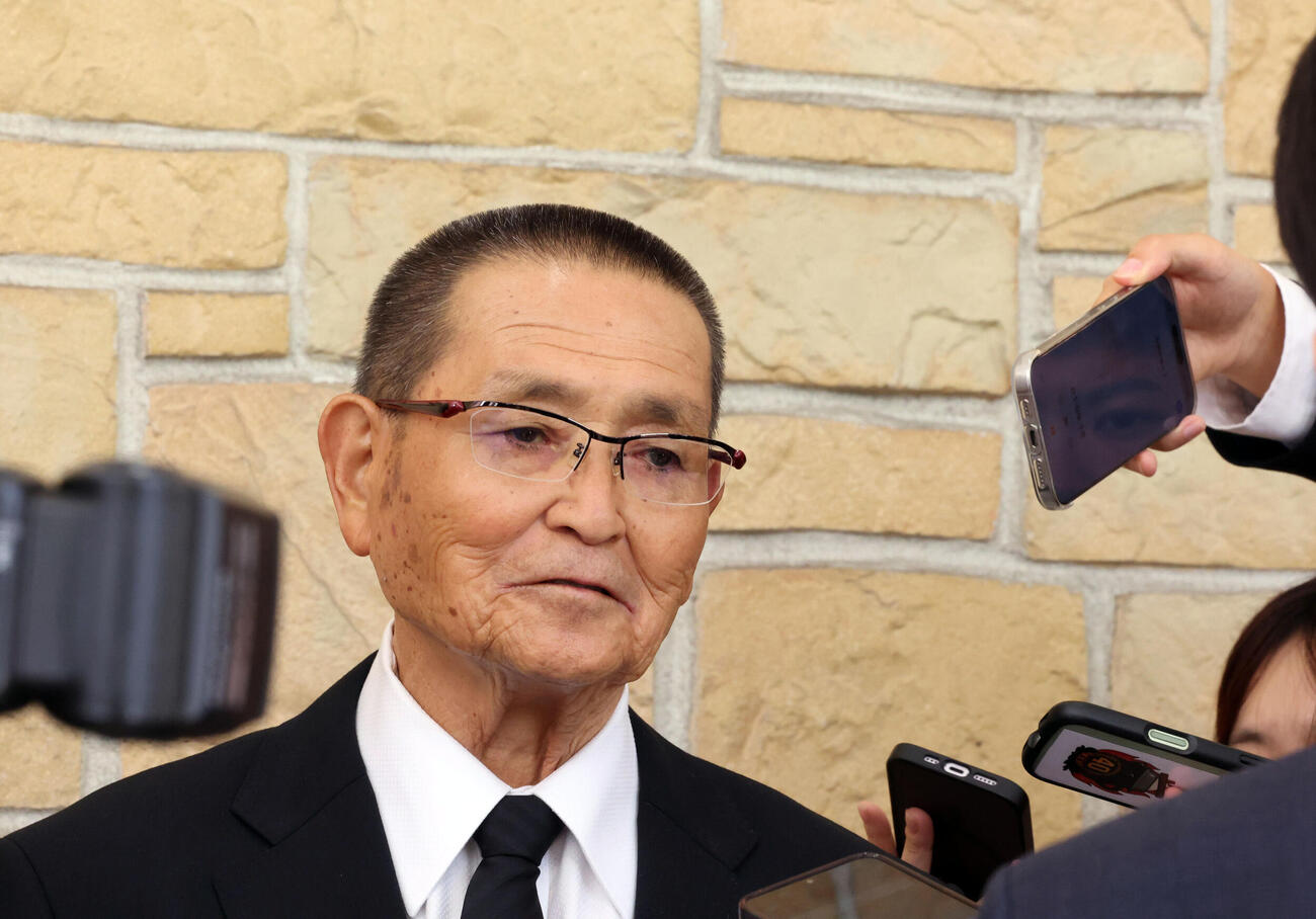 横浜・渡辺元智元監督のお別れの会に出席し、報道陣の質問に答える小倉清一郎元部長（撮影・浅見桂子）