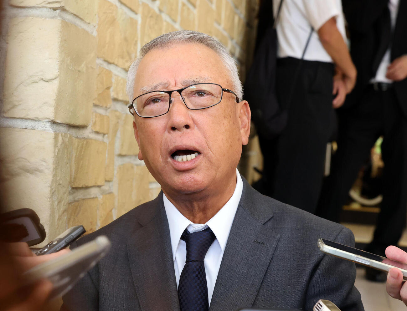 横浜の渡辺元智元監督のお別れの会に出席し、報道陣の質問に答える明徳義塾の馬淵史郎監督(撮影・浅見桂子)