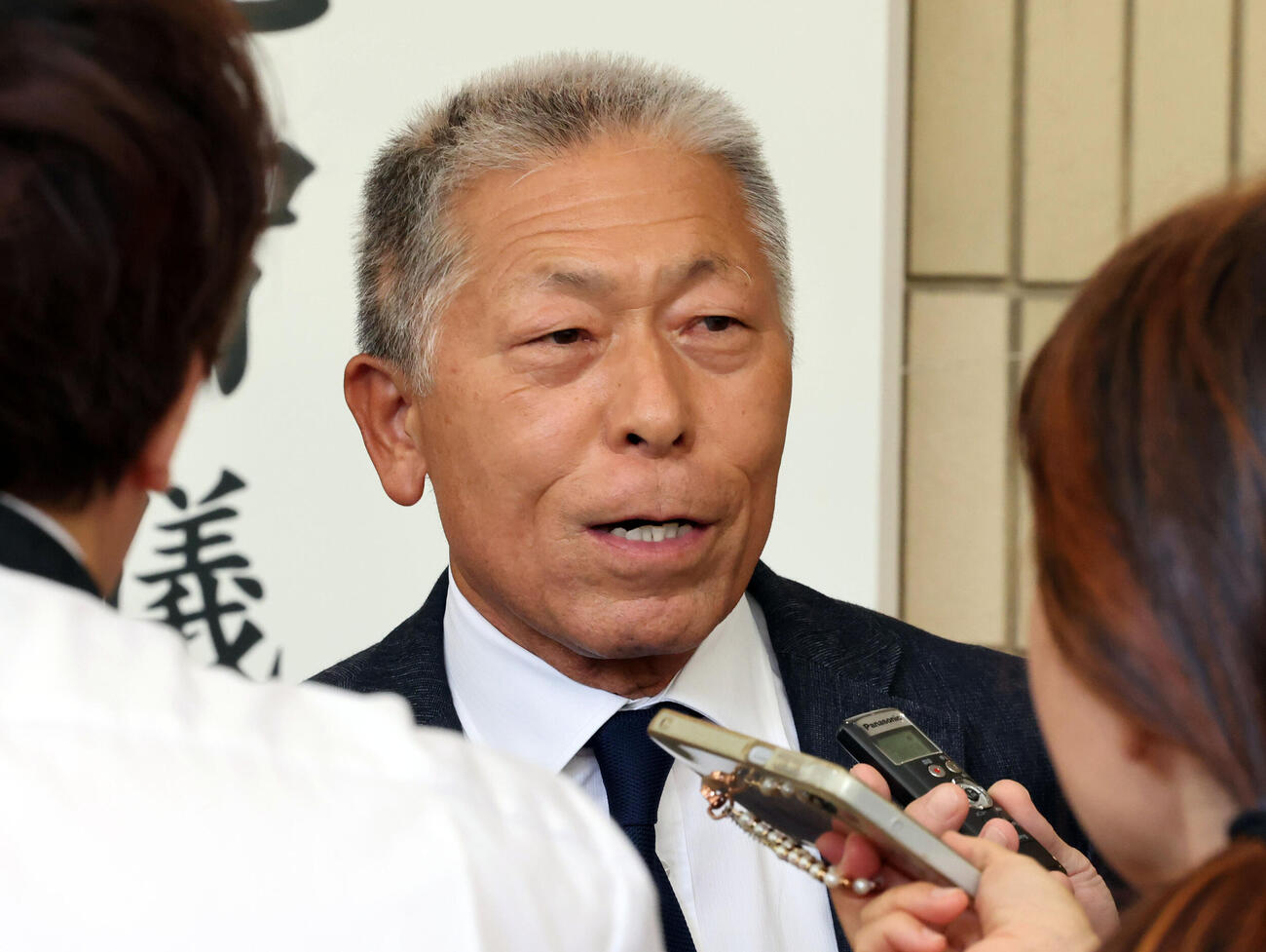 横浜・渡辺元智元監督のお別れの会に出席し、報道陣の質問に答える日大三前監督の小倉全由氏（撮影・浅見桂子）