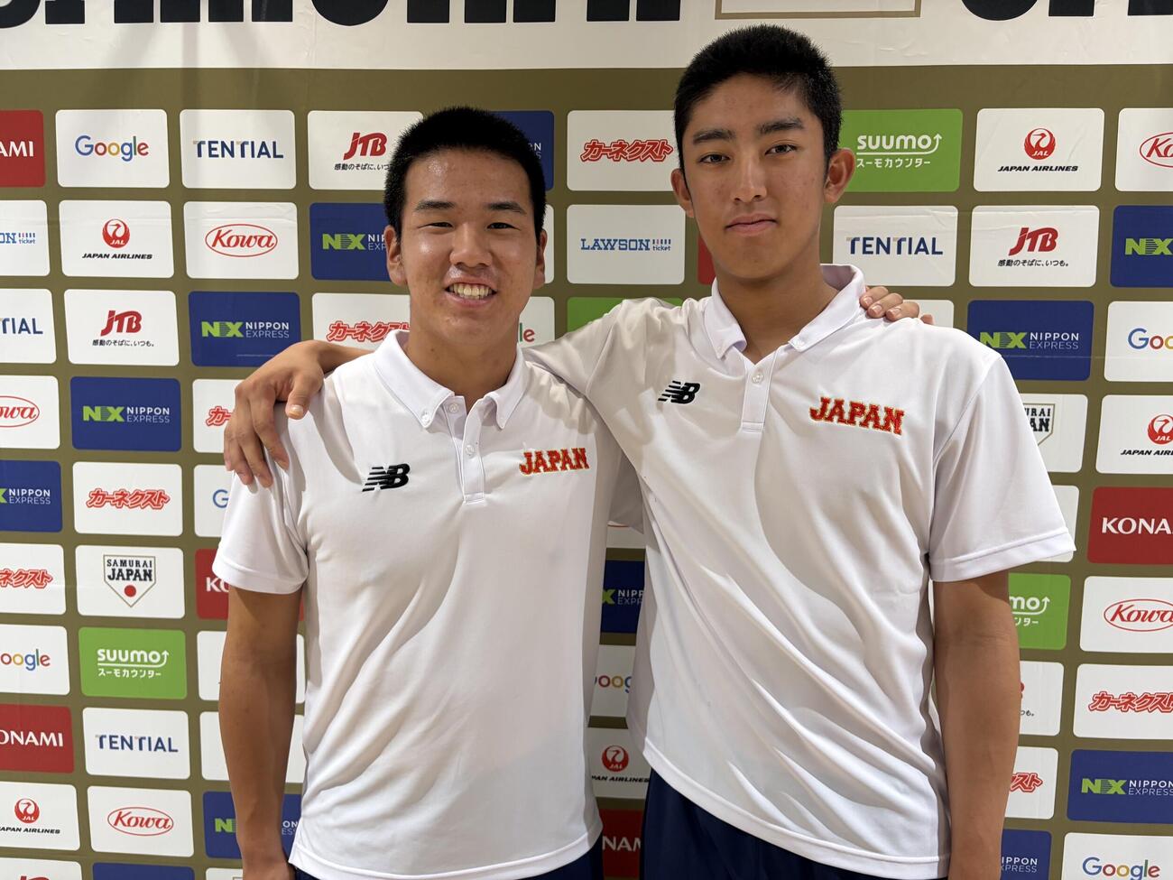 U18　帰国会見に臨む横浜の小野舜友（左）と織田翔希（撮影・保坂淑子）