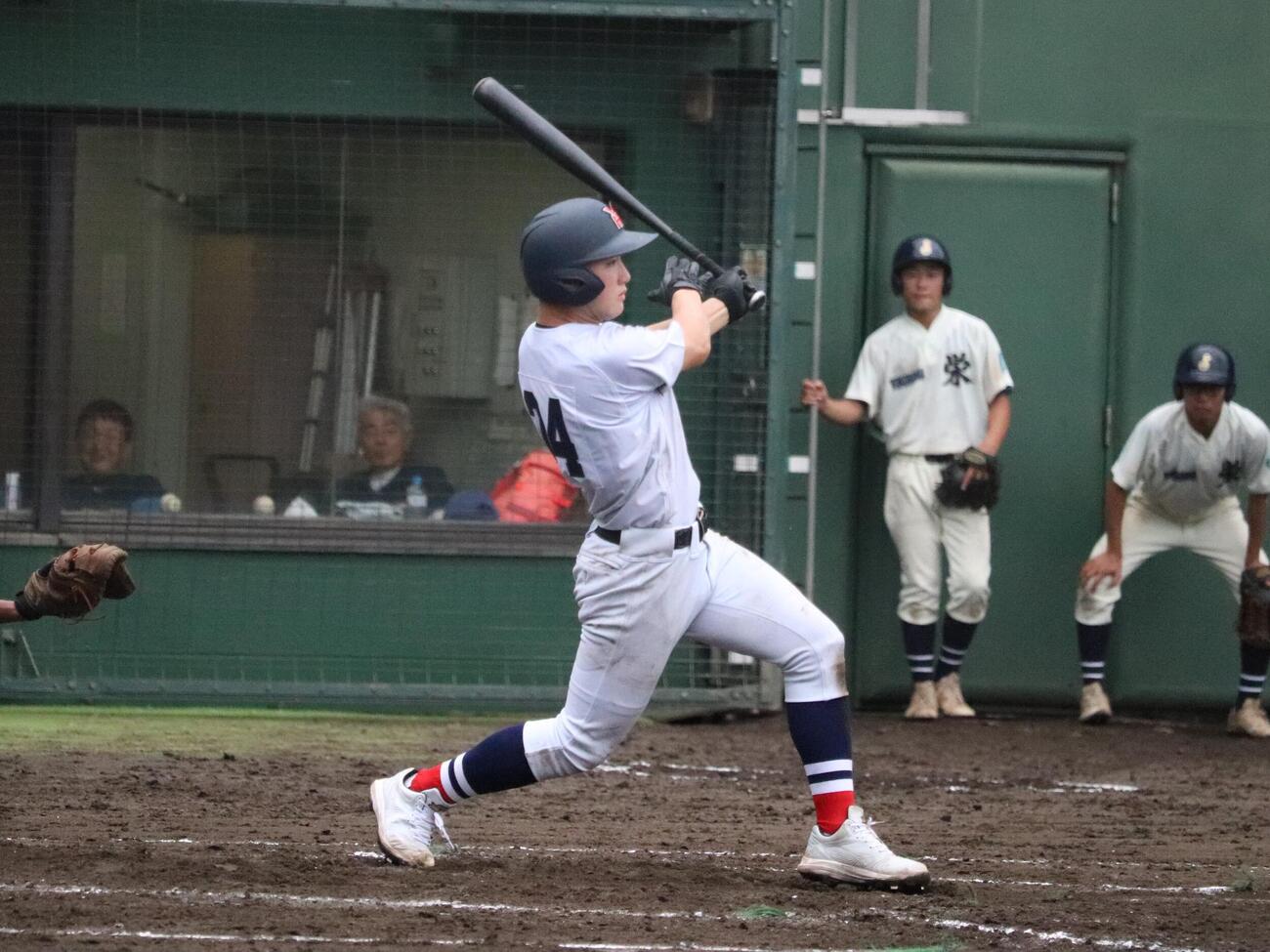 横浜対横浜栄　7回2死二塁、左前適時二塁打を放つ横浜の元木瑛介（撮影・保坂淑子）
