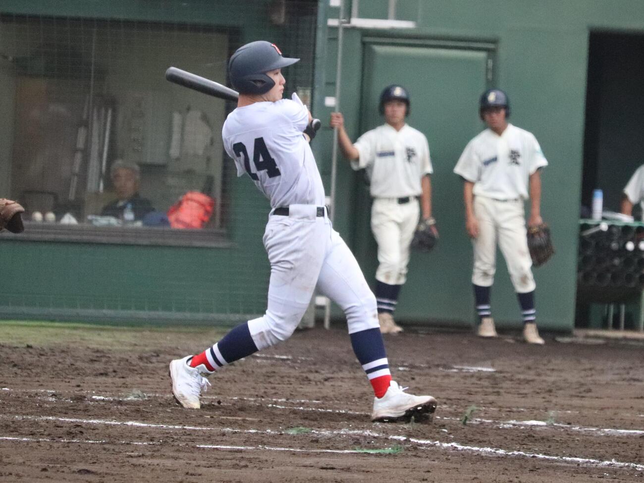 横浜－横浜栄　7回、無死一塁から遊撃手の失策で出塁する横浜の元木瑛介（撮影・保坂淑子）