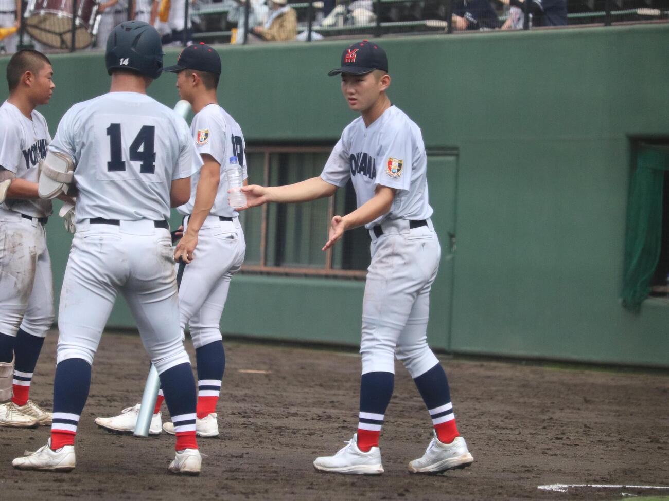 試合前半は、飲み物を渡すなど、チームのサポートに回る横浜の元木瑛介（撮影・保坂淑子）