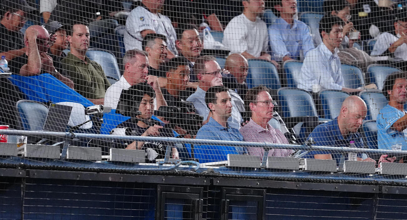 ロッテ対西武　視察するMLBのスカウトたち（撮影・鈴木みどり）
