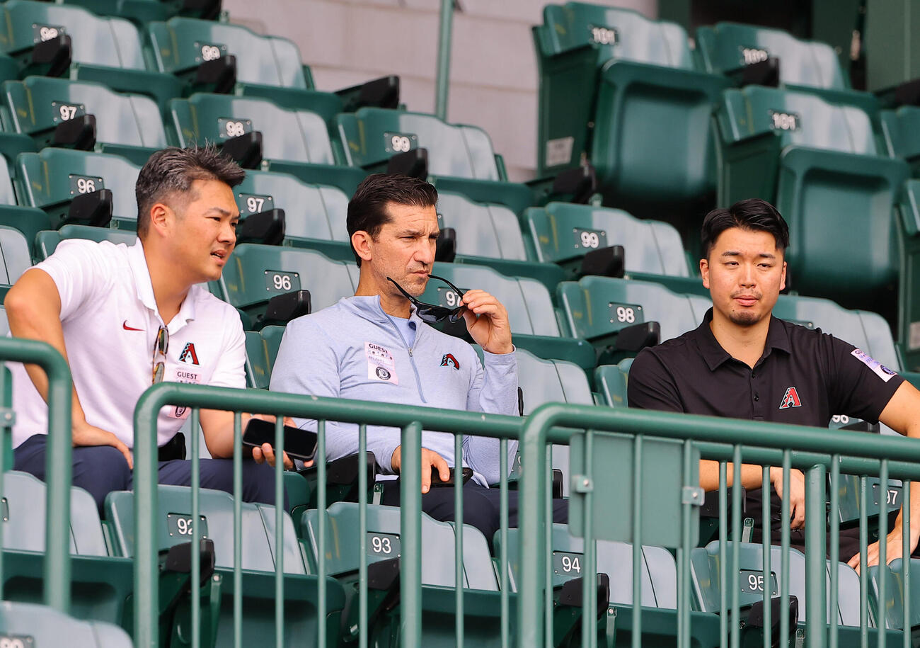 阪神対DeNA　阪神の練習を見るMLBアリゾナ・ダイヤモンドバックスのスカウト（撮影・上田博志）