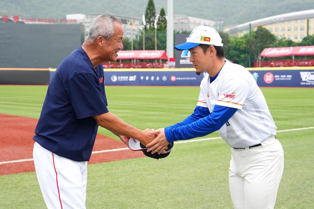 高校日本代表の岡田監督からスリランカ代表の古谷コーチへ練習で使った硬式球が贈られた（写真提供：NPBエンタープライズ）