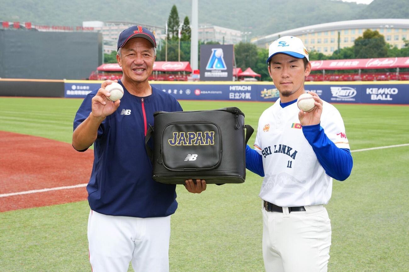 高校日本代表の岡田監督からスリランカ代表の古谷コーチへ練習で使った硬式球が贈られた（写真提供：NPBエンタープライズ）