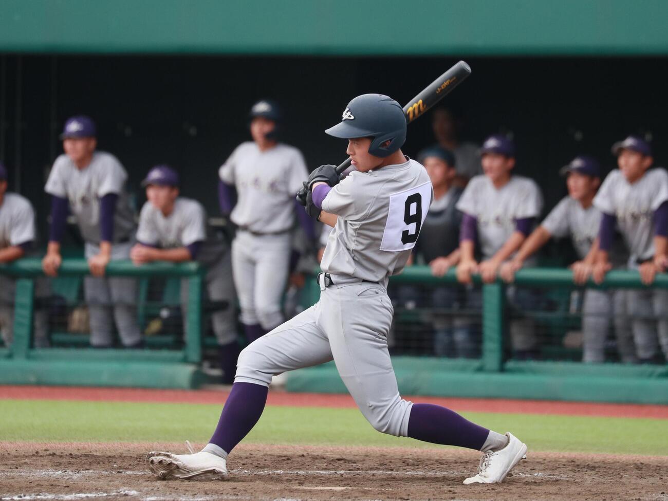 専大北上対花巻東　5回、右翼へ適時打を放つ花巻東・久保村冠太外野手（撮影・高橋香奈）