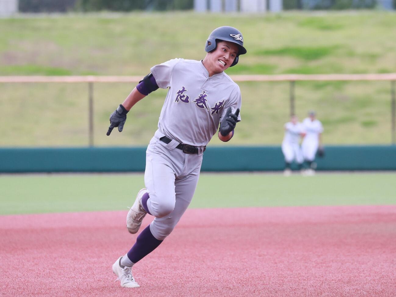 専大北上対花巻東　適時打を放ち、敵失間に本塁を狙う花巻東・久保村冠太外野手（撮影・高橋香奈）