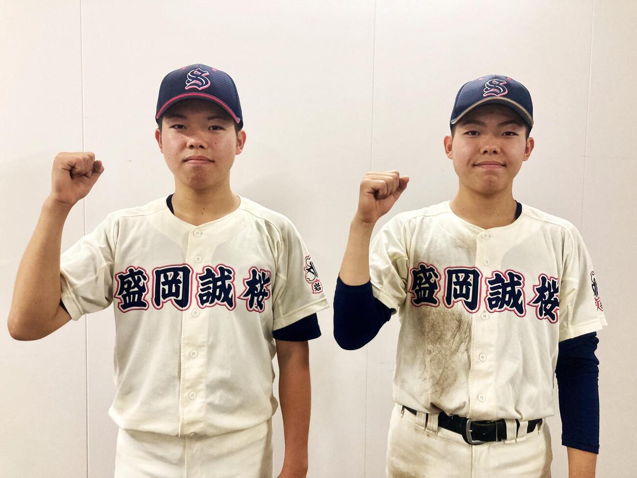 盛岡誠桜対久慈翔北　盛岡誠桜の佐々木ツインズ、兄の徠人投手（左）と弟の捷人外野手（撮影・高橋香奈）