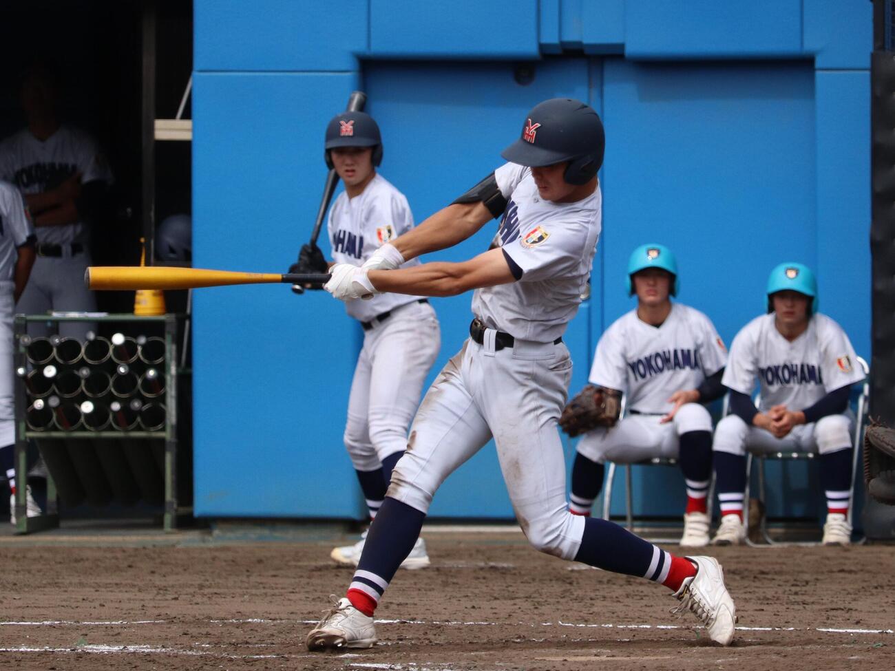 横浜ー横浜商大　3回、満塁から左犠飛を放つ横浜の川上慧（撮影・保坂淑子）