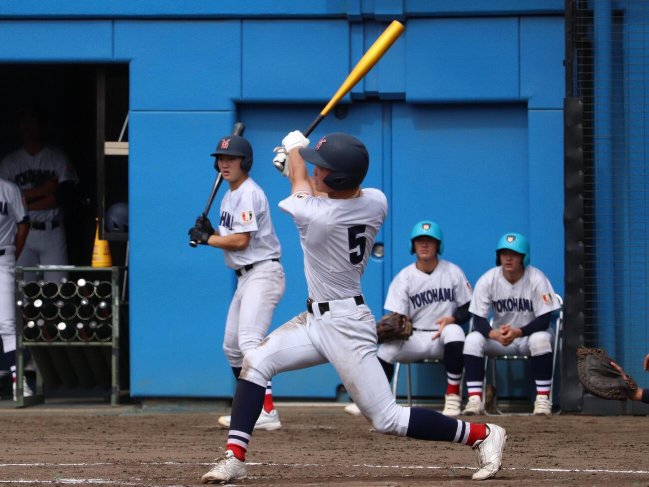 横浜ー横浜商大　3回、満塁から左犠飛を放つ横浜の川上慧（撮影・保坂淑子）
