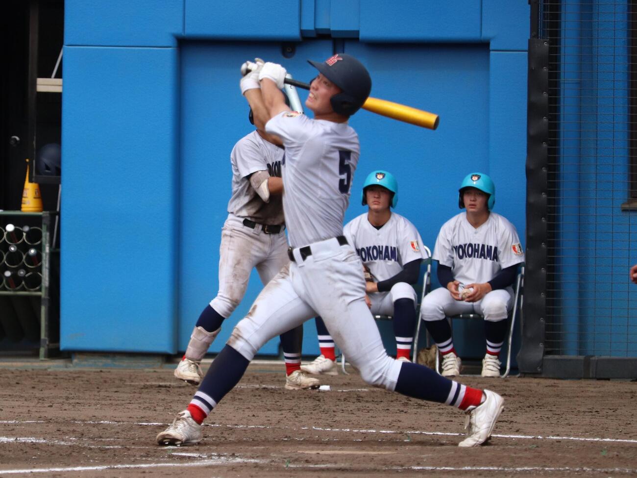 横浜ー横浜商大　3回、満塁から左犠飛を放つ横浜の川上慧（撮影・保坂淑子）