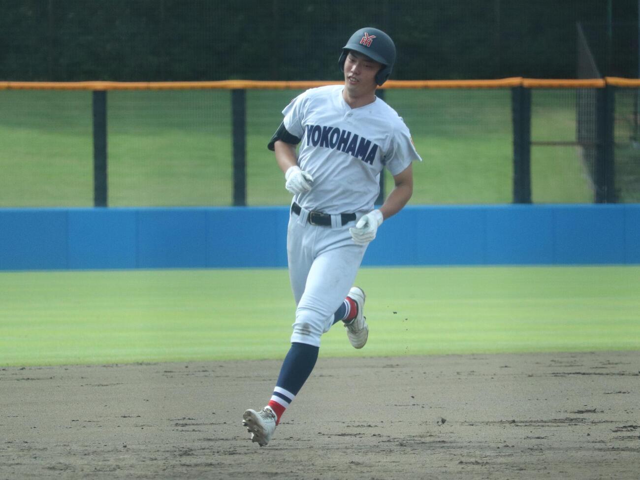 横浜ー横浜商大　2回、2死一、二塁から右越え3ラン本塁打を放ち、ダイヤモンドを回る横浜の川上慧（撮影・保坂淑子）