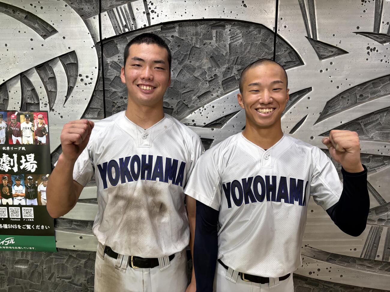 横浜ー横浜商大高　準々決勝進出を決め、笑顔でガッツポーズを見せる（左から）川上慧と福井那留（撮影・保坂淑子）