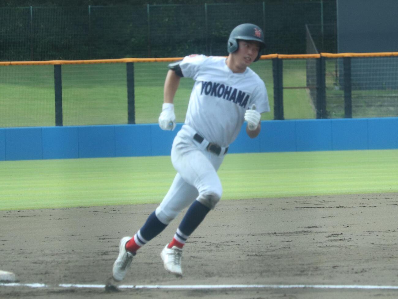 横浜ー横浜商大　2回、2死一、二塁から右越え3ラン本塁打を放ち、ダイヤモンドを回る横浜の川上慧（撮影・保坂淑子）