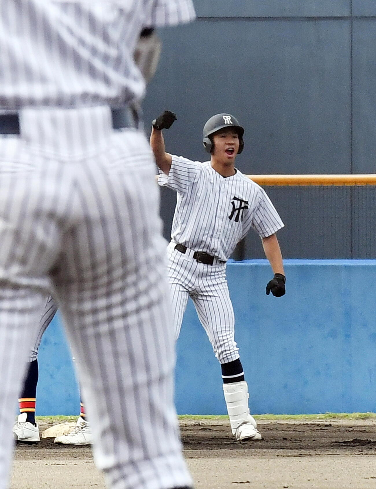 常葉大菊川対加藤学園　初回に3点二塁打を放ちガッツポーズする常葉大菊川・大石（撮影・前田和哉）