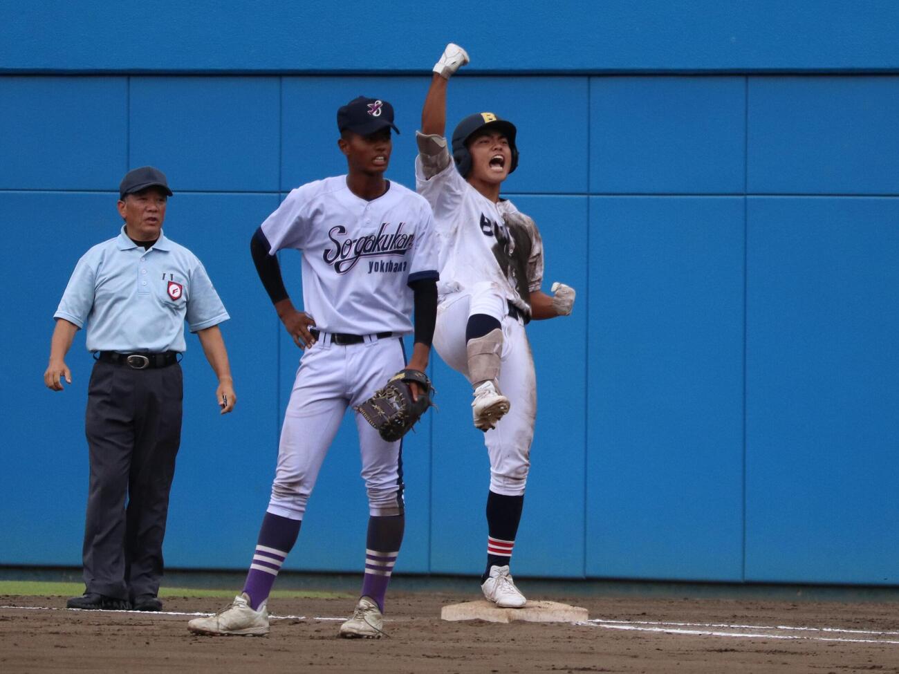 武相ー横浜創学館　6回、2死一、二塁から右前適時打を放ち、ガッツポーズを見せる武相の瀬戸虎太朗（撮影・保坂淑子）