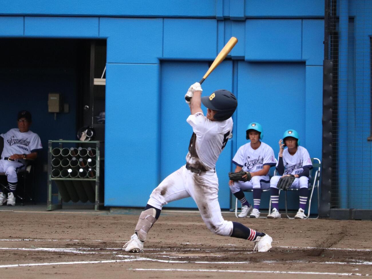 武相ー横浜創学館　5回、2死一塁から中前適時二塁打を放つ、武相の瀬戸虎太朗（撮影・保坂淑子）