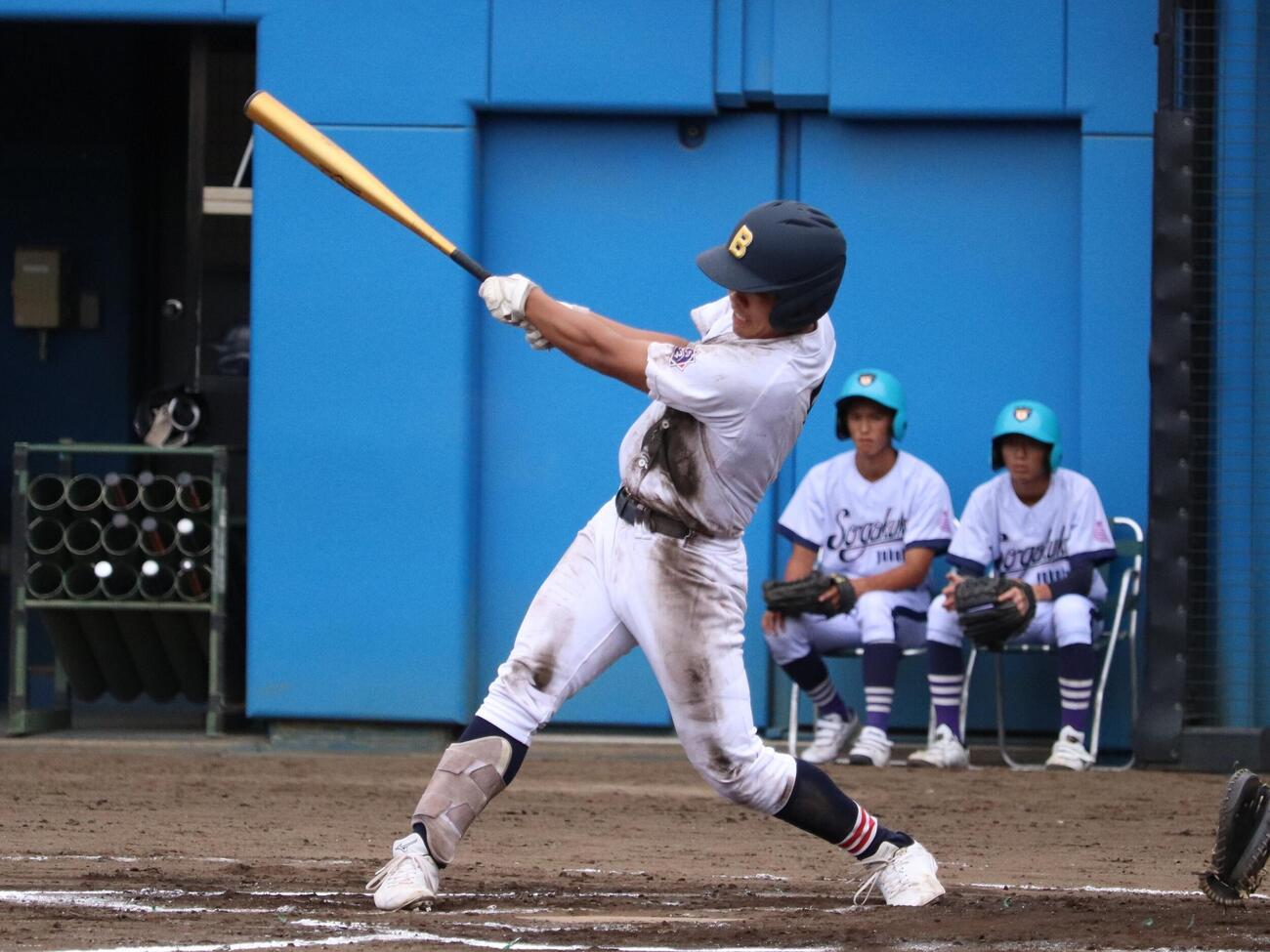 武相ー横浜創学館　5回、2死一塁から中前適時二塁打を放つ、武相の瀬戸虎太朗（撮影・保坂淑子）