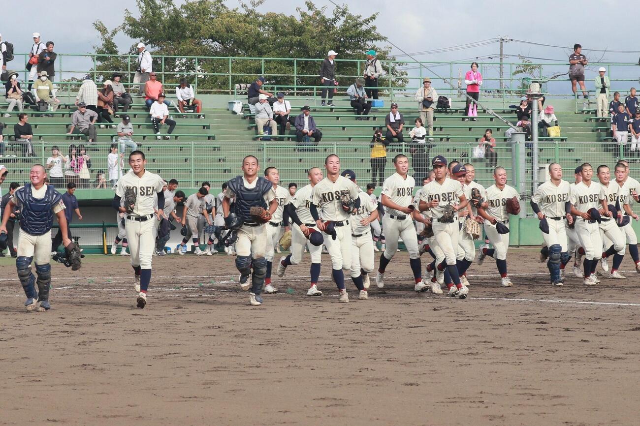 八戸学院光星対青森山田　優勝を決め、スタンドへあいさつに駆け出す八戸学院光星ナイン（撮影・高橋香奈）