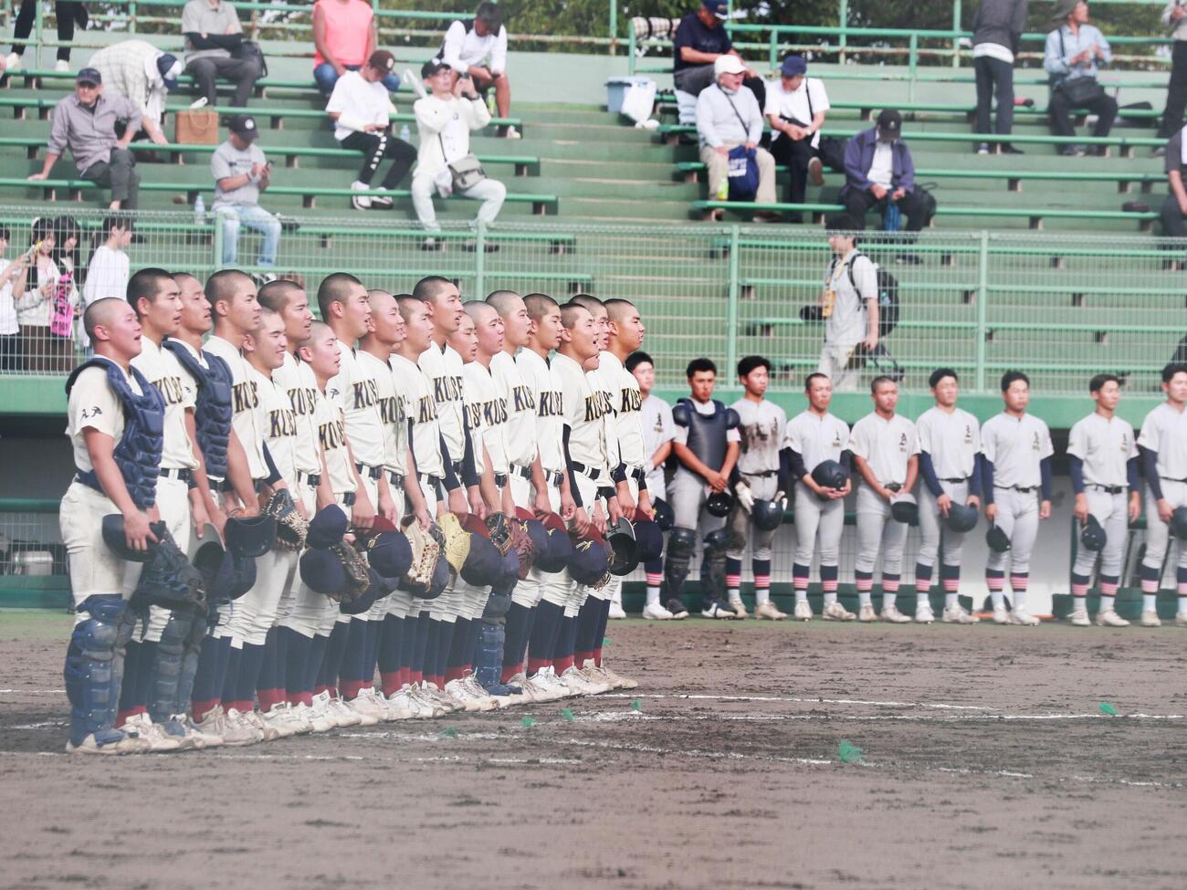 八戸学院光星対青森山田　2年連続の優勝を果たし校歌を歌う八戸学院光星ナイン（撮影・高橋香奈）