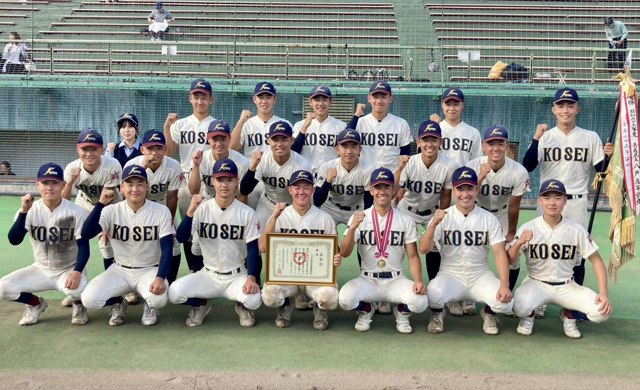 2年連続の優勝を飾り記念写真に納まる八戸学院光星ナイン（撮影・高橋香奈）