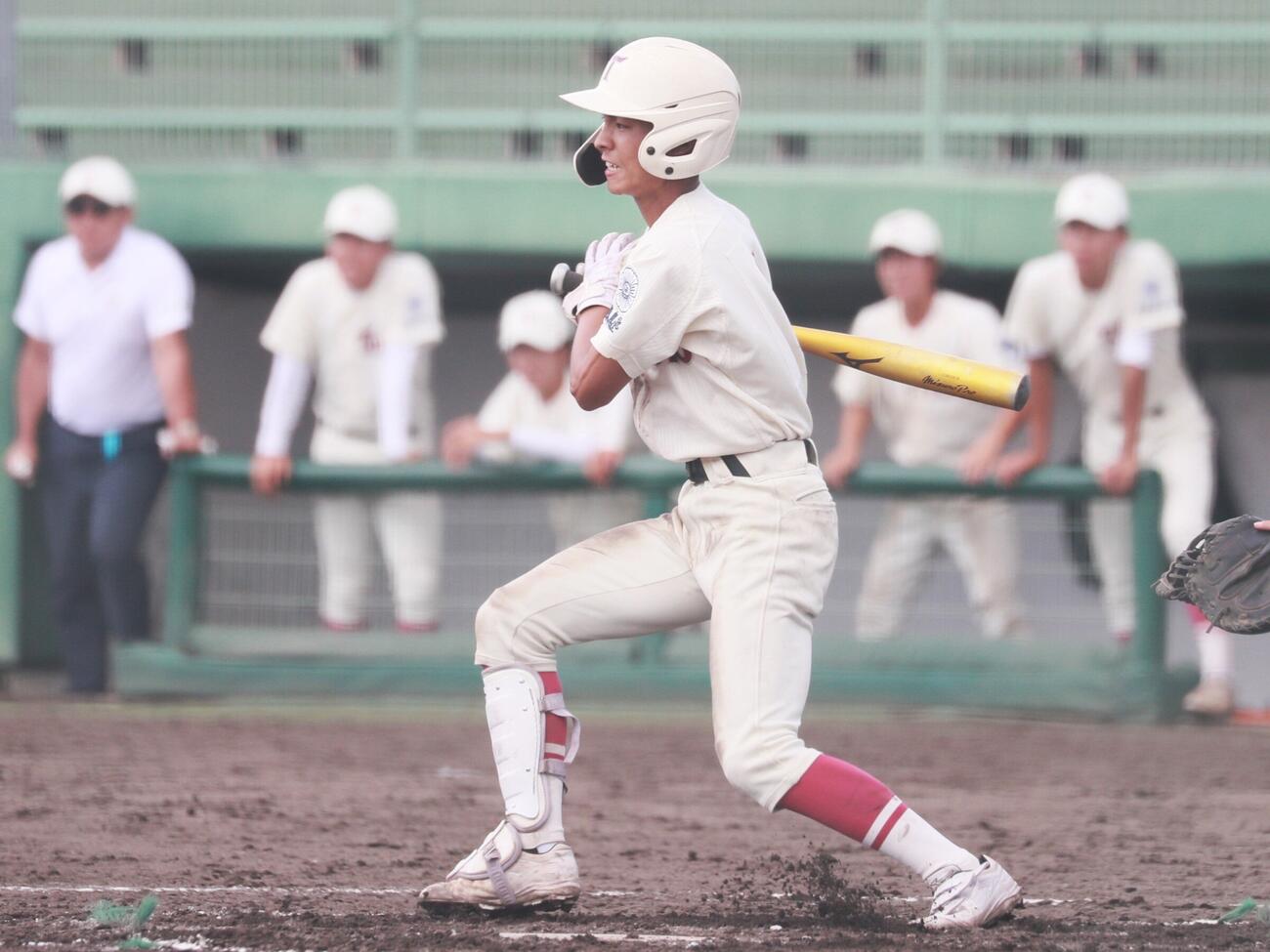 東奥義塾対八戸工大一　8回、1死満塁から右前に勝ち越し打を放つ東奥義塾・鎌田和畿内野手（撮影・高橋香奈）