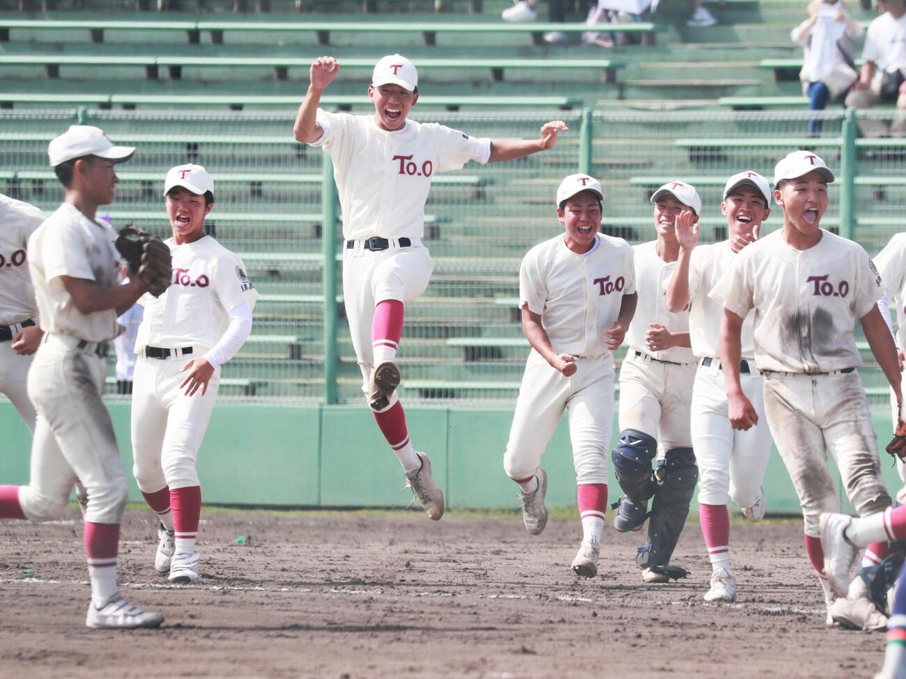 東奥義塾対八戸工大一　東北大会切符をつかみベンチから駆け出す東奥義塾ナイン（撮影・高橋香奈）