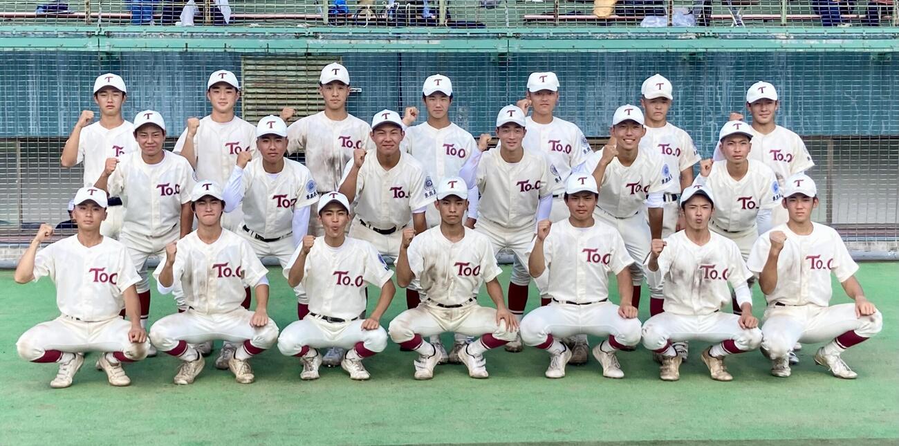 5年ぶりの東北大会切符をつかみ記念写真に納まる東奥義塾ナイン（撮影・高橋香奈）