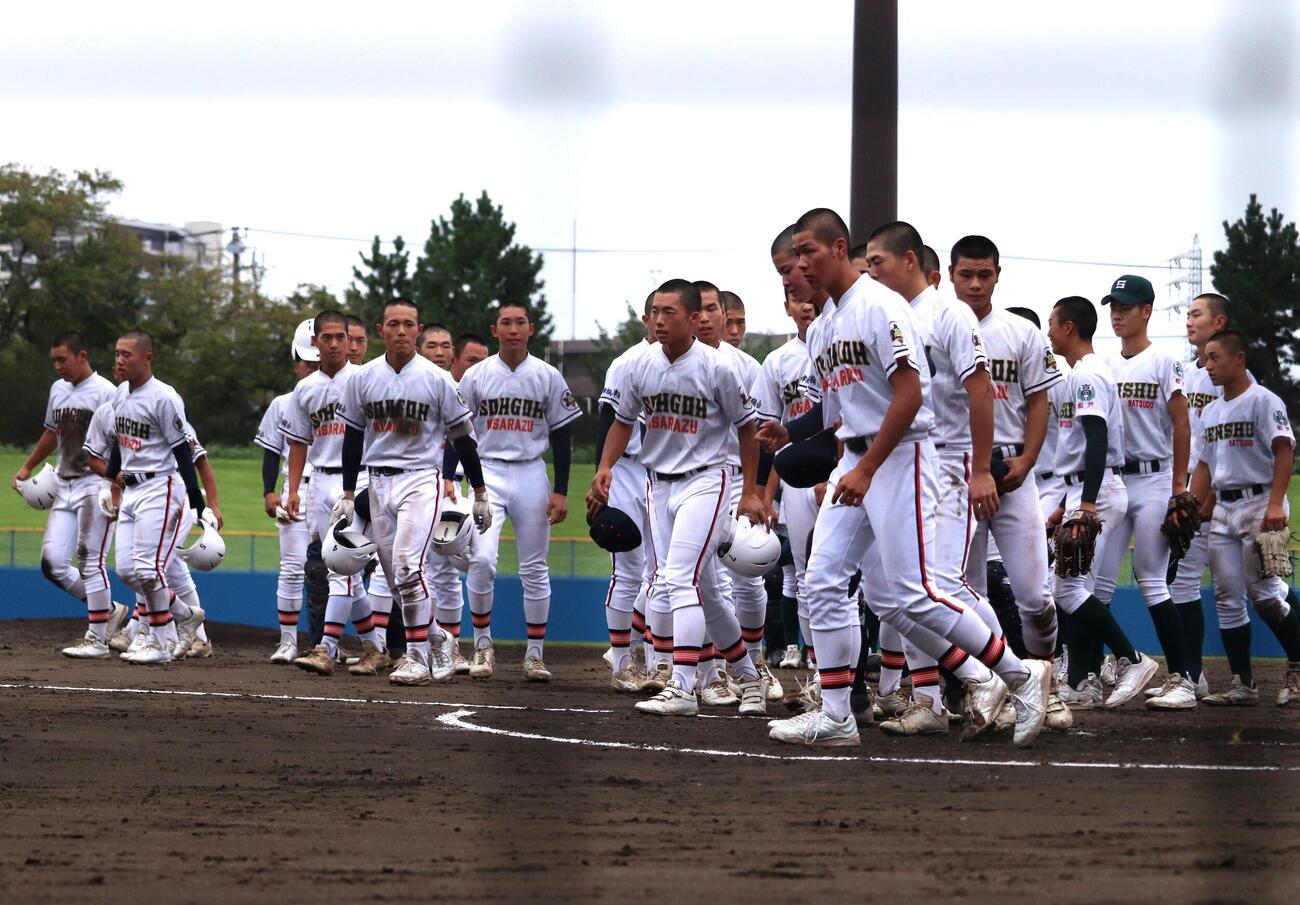 専大松戸対木更津総合　2回戦で破れ、肩を落としベンチに戻る木更津総合の選手たち
