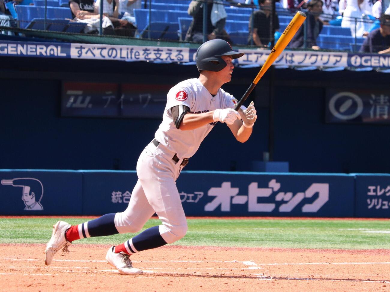 桐光学園対横浜　4回横浜、先制の口火を切る中前二塁打を放つ川上慧（撮影・保坂淑子）