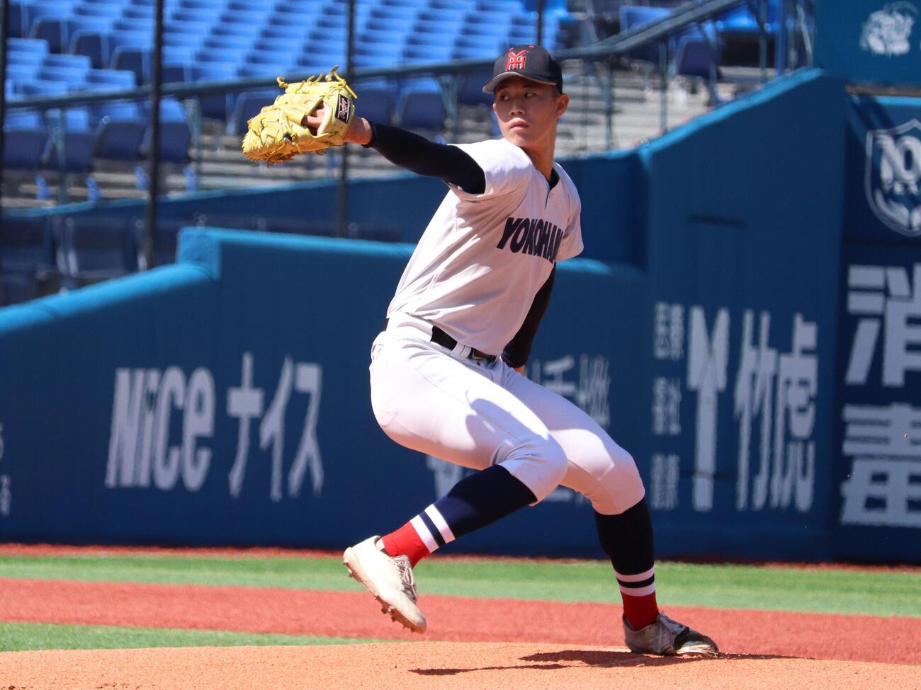 桐光学園対横浜　横浜の先発、エースの小林鉄三郎（撮影・保坂淑子）
