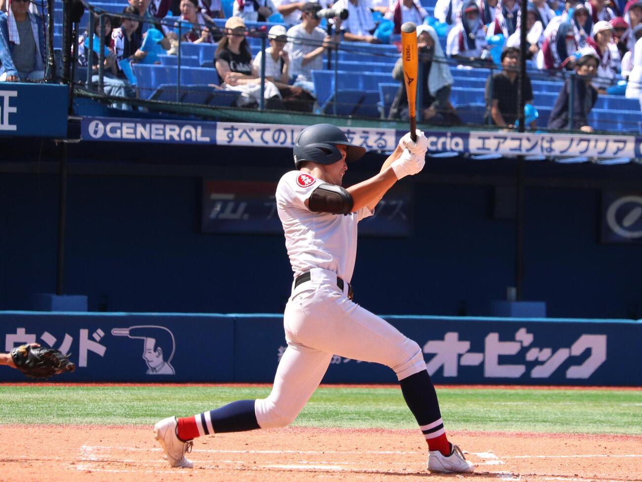 桐光学園対横浜　4回横浜、先制の口火を切る中前二塁打を放つ川上慧（撮影・保坂淑子）